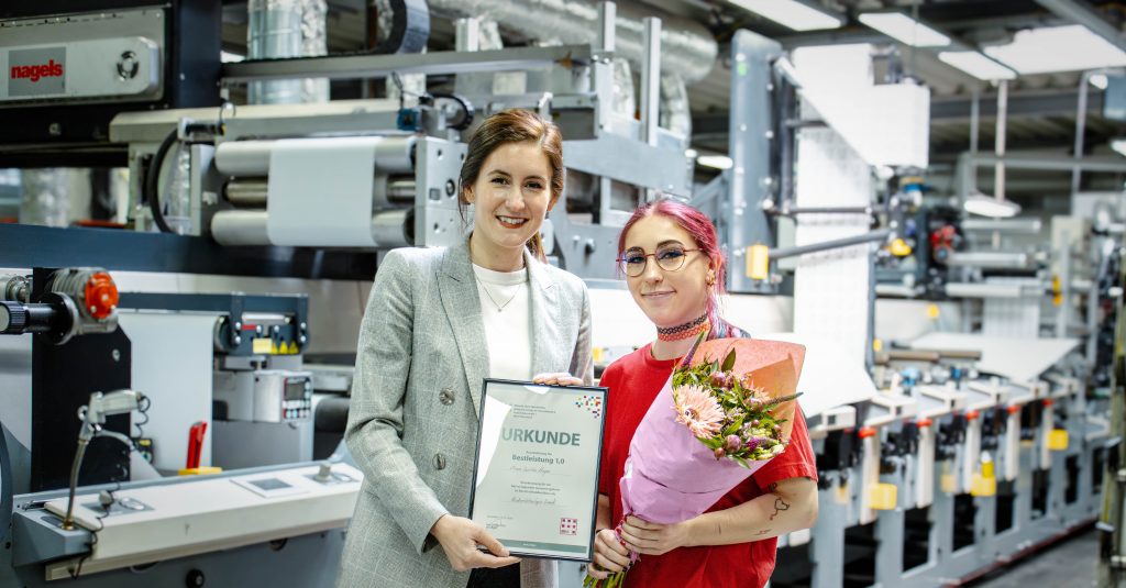Geschäftsführerin Insa Nagels überreicht Blumenstrauß