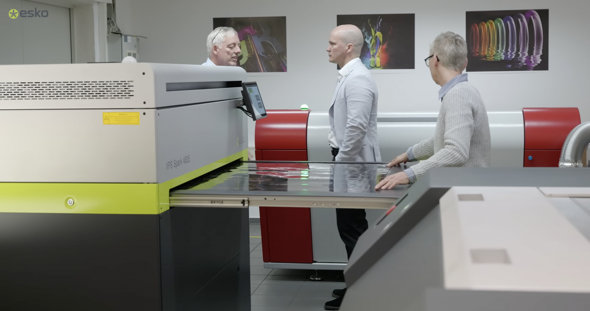 Drei Personen in einer Druckerei.